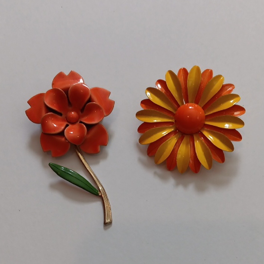 2 Vintage Metal Enamel 60' & 70's Retro Mid- Century Flower Power Brooches Pins